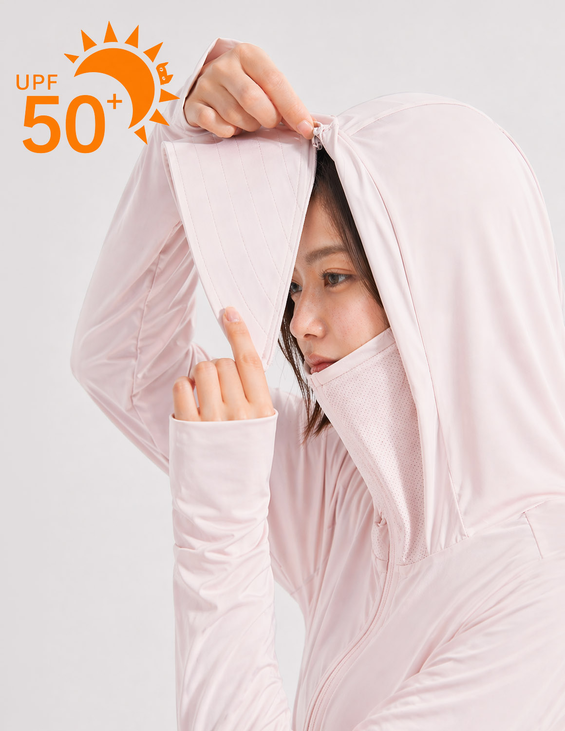フードを持ち上げるNEKONI UV HOODIEの着用カット