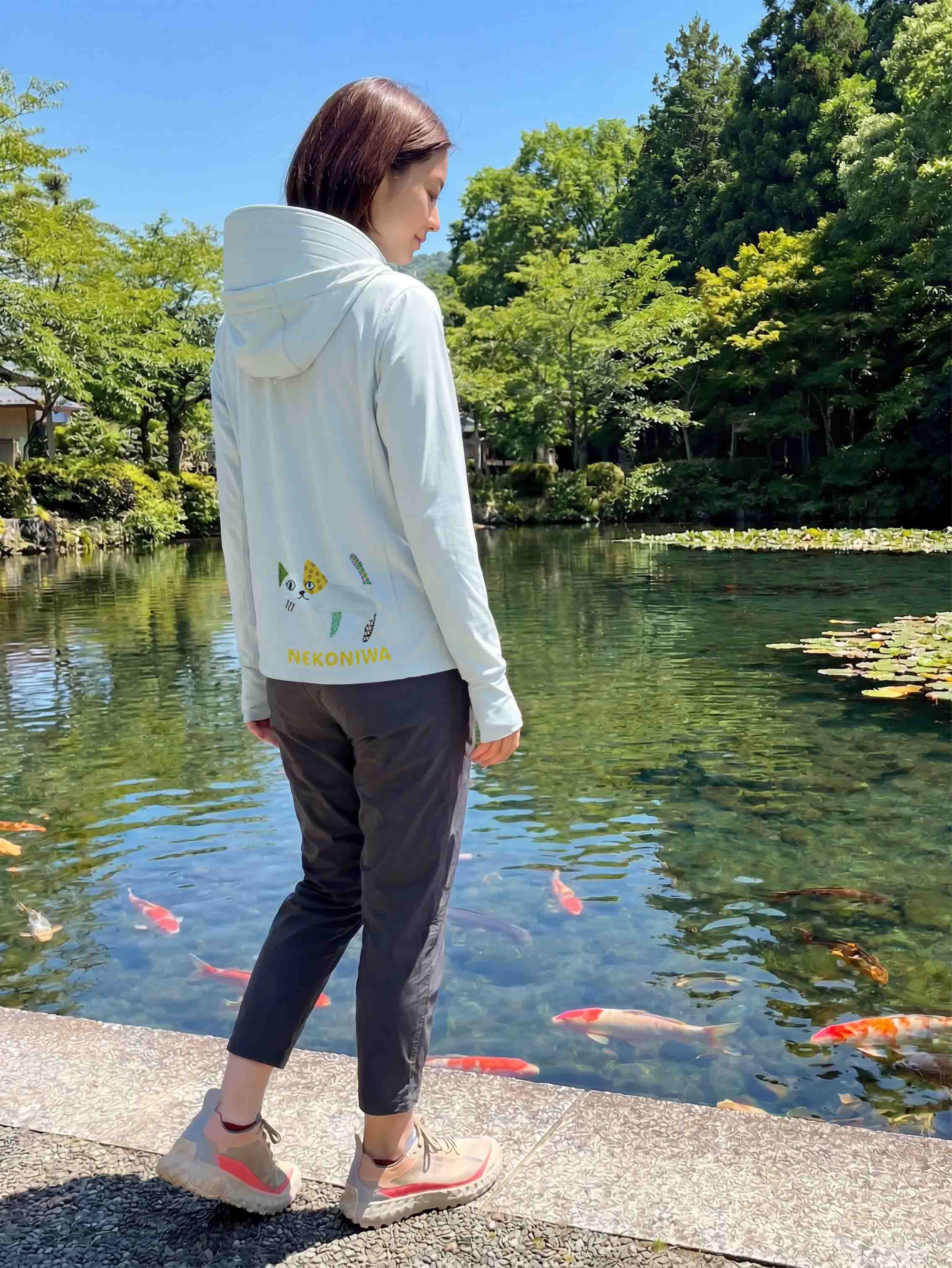 夏の朝の海辺・後ろ姿