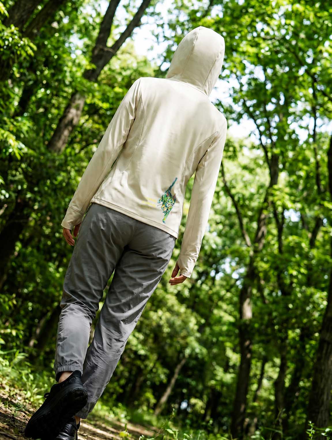 山道を登る女性・ベージュのNEKONI UV HOODIE着用